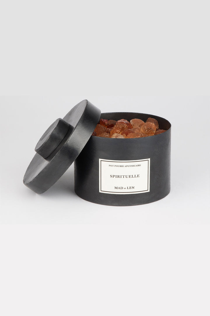 Buy the Mad et Len Pot Pourri Apothicaire Petit Vegetal Amber Spitituelle at Intro. Spend £50 for free UK delivery. Official stockists. We ship worldwide.