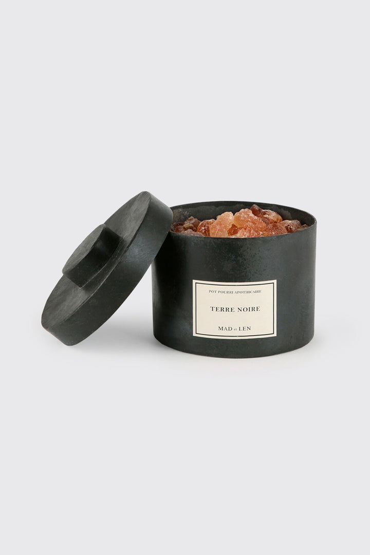 Buy the Mad et Len Pot Pourri Apothicaire Petit Vegetal Amber Terre Noire at Intro. Spend £50 for free UK delivery. Official stockists. We ship worldwide.