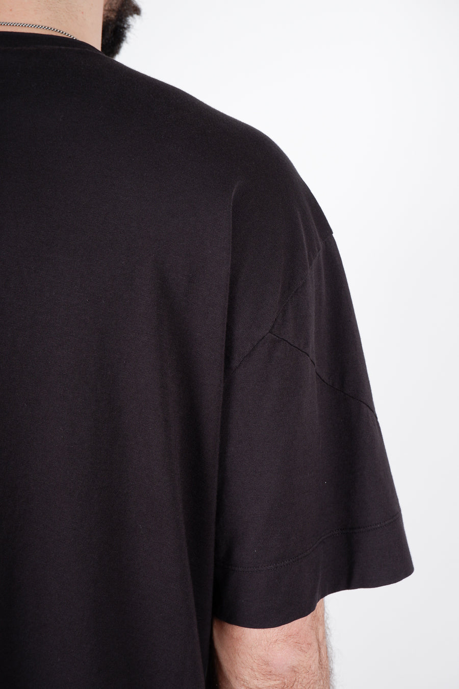 Buy the Transit Front Pocket Detail Oversized T-Shirt in Black at Intro. Spend £50 for free UK delivery. Official stockists. We ship worldwide.