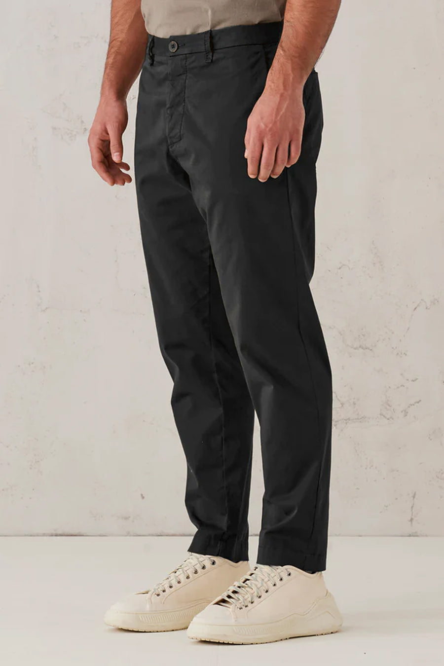 Buy the Transit Italian Satin/Cotton Trouser in Black at Intro. Spend £50 for free UK delivery. Official stockists. We ship worldwide.