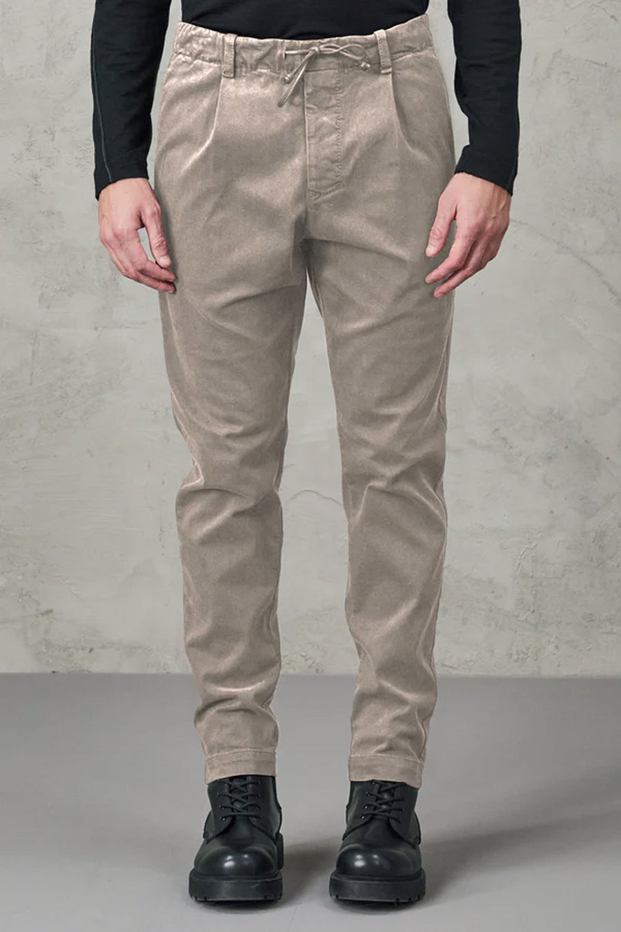 Buy the Transit Loose Fit Stretch Jogging Chinos in Taupe at Intro. Spend £50 for free UK delivery. Official stockists. We ship worldwide.