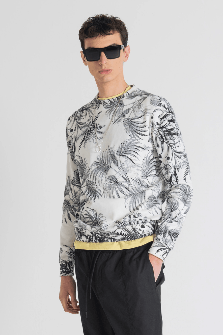 Buy the Antony Morato Honolulu Monochrome Sweatshirt in Cream at Intro. Spend £50 for free UK delivery. Official stockists. We ship worldwide.